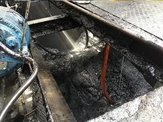 Área industrial antes da limpeza por hidrojateamento